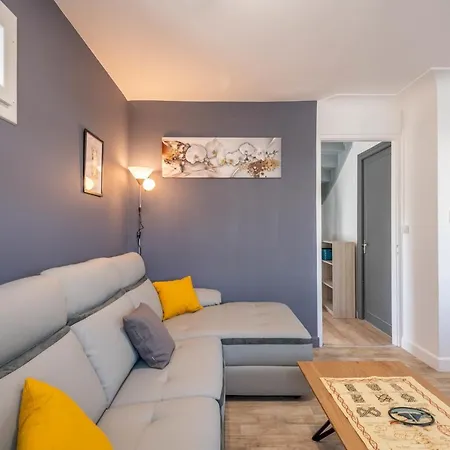 Tatil Evi Ideally Located Furnished Townhouse With 3 Bedrooms Parking & Garden *