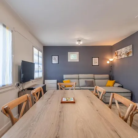 Ideally Located Furnished Townhouse With 3 Bedrooms Parking & Garden Annecy
