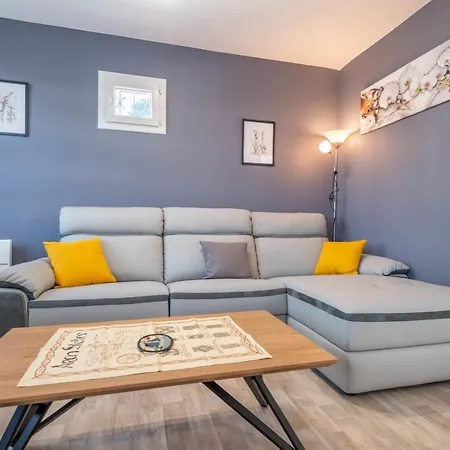 Tatil Evi Ideally Located Furnished Townhouse With 3 Bedrooms Parking & Garden Annecy