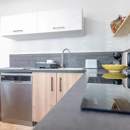 Ideally Located Furnished Townhouse With 3 Bedrooms Parking & Garden * Annecy