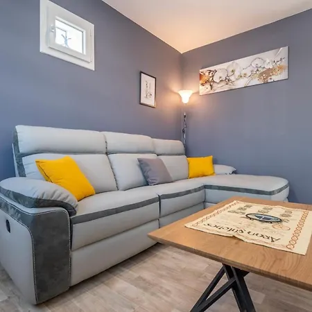 Ideally Located Furnished Townhouse With 3 Bedrooms Parking & Garden *