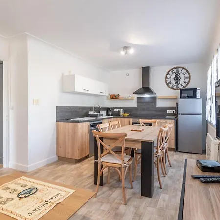 Tatil Evi Ideally Located Furnished Townhouse With 3 Bedrooms Parking & Garden