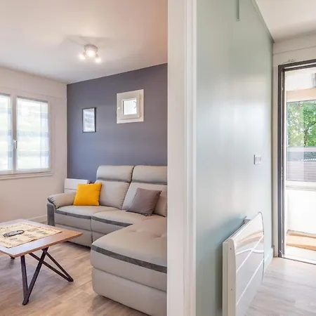 Ideally Located Furnished Townhouse With 3 Bedrooms Parking & Garden