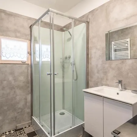 Ideally Located Furnished Townhouse With 3 Bedrooms Parking & Garden