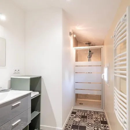 Ideally Located Furnished Townhouse With 3 Bedrooms Parking & Garden *